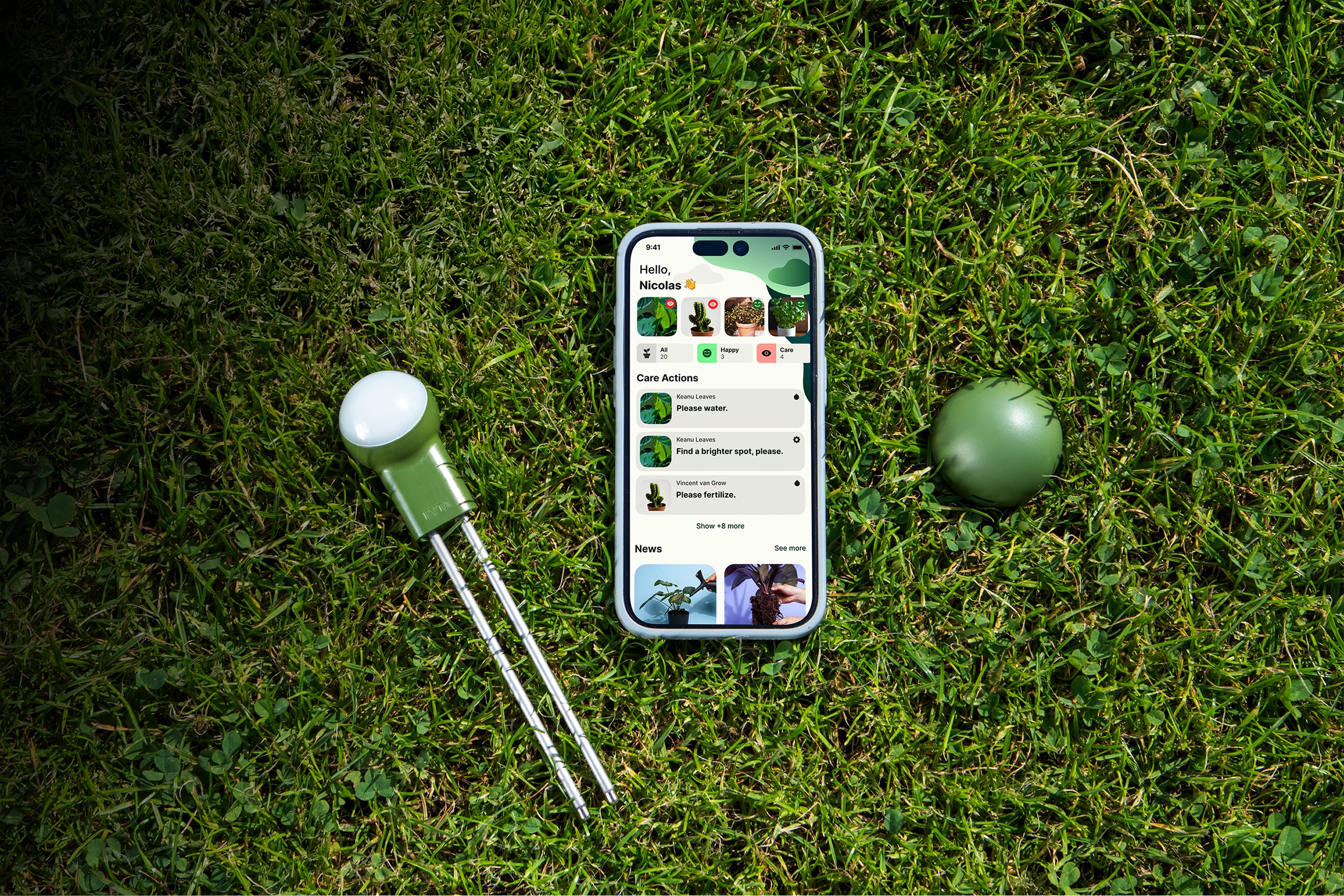 FYTA System: Pflanzensensor mit App auf Smartphone im Garten